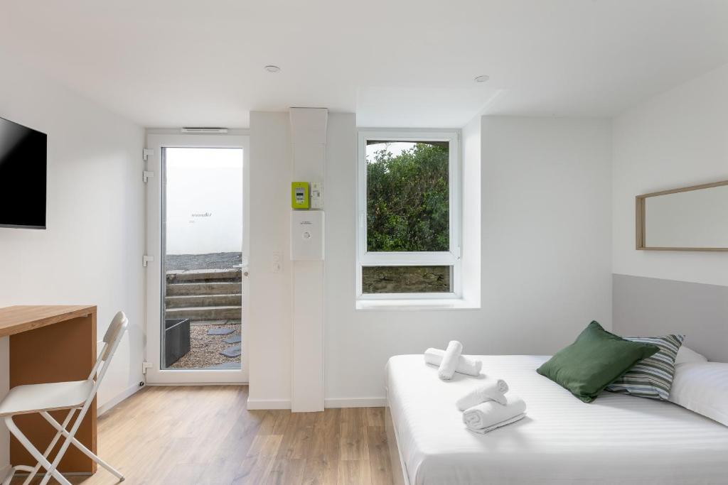 - un salon blanc avec un canapé blanc et une fenêtre dans l'établissement Viltansou, à Brest