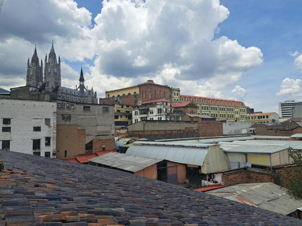 Nespecifikovaný výhled na destinaci Quito nebo výhled na město při pohledu z hostelu