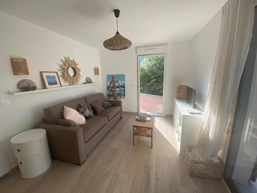 Photo de la galerie de l'établissement Hyères, Presqu'ile de Giens, Joli F3 indépendant, 4 pers, dans villa criques et plages à pied La Polynésie, à Hyères