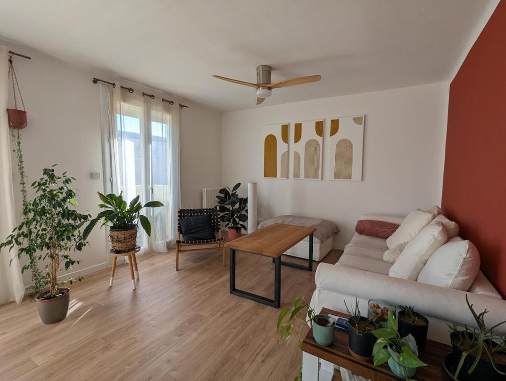 un salon avec un canapé et une table dans l'établissement Chez Clara et Paul - Centre Ville Narbonne, à Narbonne