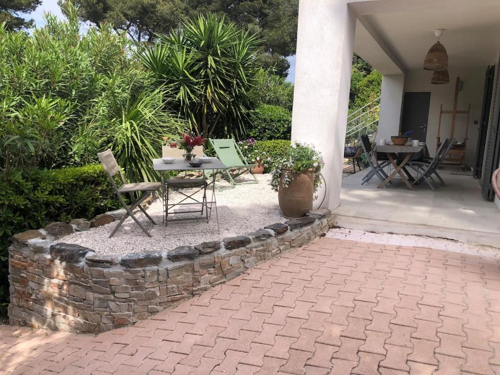 Joli F3 , 4 pers, villa Mahana , plein pied sur jardin , domaine privé criques et plages à pied
