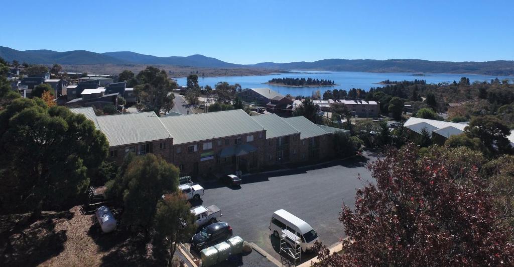 una vista aérea de un edificio con aparcamiento en Acacia Snowy Motel en Jindabyne