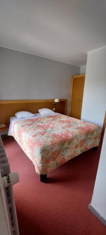 Postel nebo postele na pokoji v ubytování Logis Hotel Restaurant Le Cygne