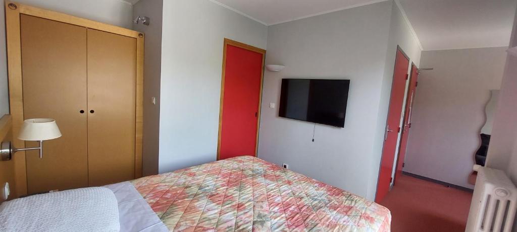 Postel nebo postele na pokoji v ubytování Logis Hotel Restaurant Le Cygne