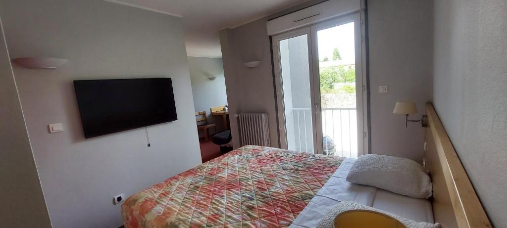 Postel nebo postele na pokoji v ubytování Logis Hotel Restaurant Le Cygne