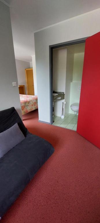 Postel nebo postele na pokoji v ubytování Logis Hotel Restaurant Le Cygne
