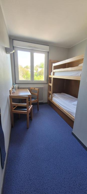 Postel nebo postele na pokoji v ubytování Logis Hotel Restaurant Le Cygne
