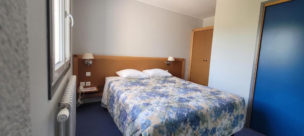 Postel nebo postele na pokoji v ubytování Logis Hotel Restaurant Le Cygne