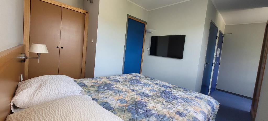 Postel nebo postele na pokoji v ubytování Logis Hotel Restaurant Le Cygne