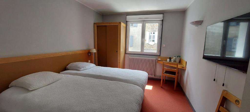 Postel nebo postele na pokoji v ubytování Logis Hotel Restaurant Le Cygne