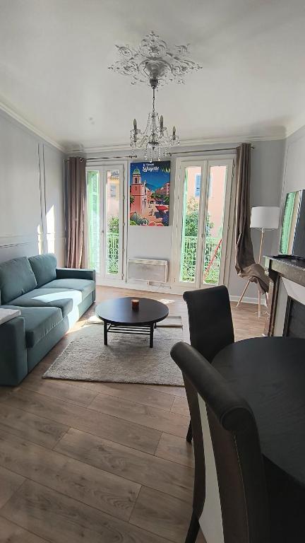 un salon avec un canapé et une table dans l'établissement T2 