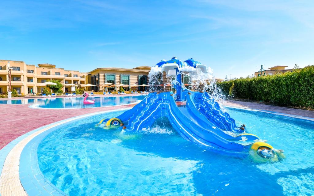 Bazén v ubytování Aura Resort Sidi Abd El Rahman El Alamein nebo v jeho okolí