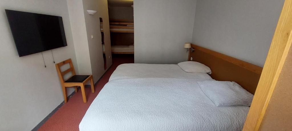 Postel nebo postele na pokoji v ubytování Logis Hotel Restaurant Le Cygne