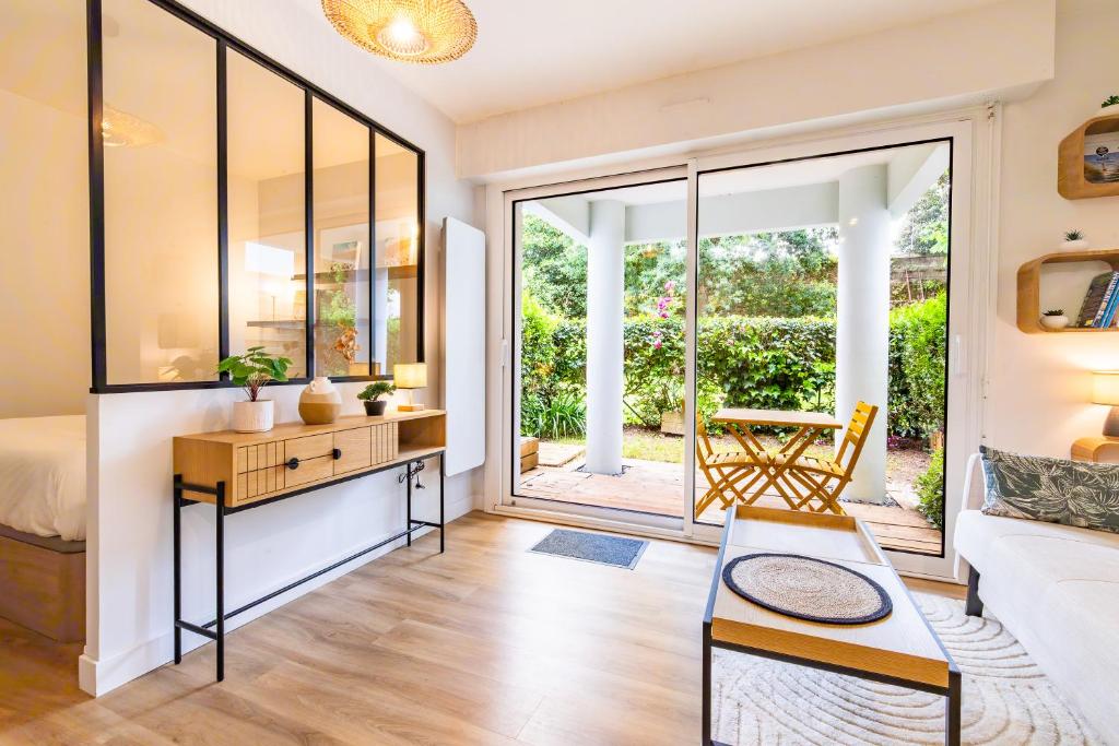 Cette chambre comprend un lit, une table et un canapé. dans l'établissement Angelina - studio - parking - wifi, à Vannes