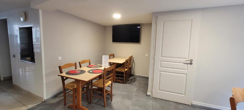 TV a/nebo společenská místnost v ubytování Logis Hotel Restaurant Le Cygne