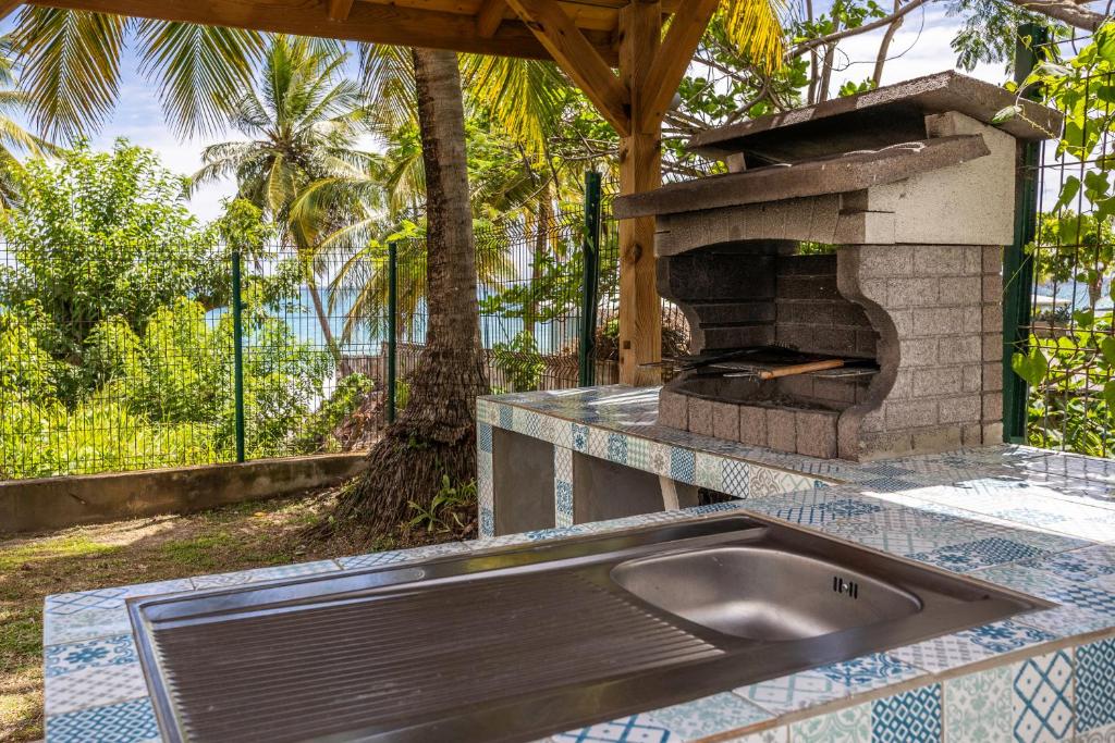 Zahrada ubytování Villa en bord de mer, vue mer au Diamant