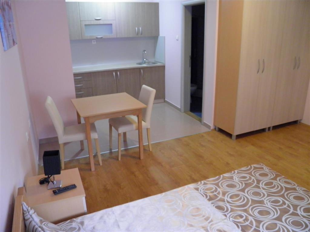 Kuchyň nebo kuchyňský kout v ubytování B&B Zmajevo Gnezdo 021