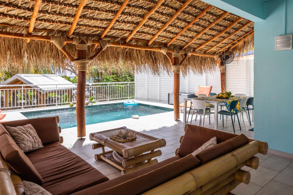 Bazén v ubytování Villa en bord de mer, vue mer au Diamant nebo v jeho okolí