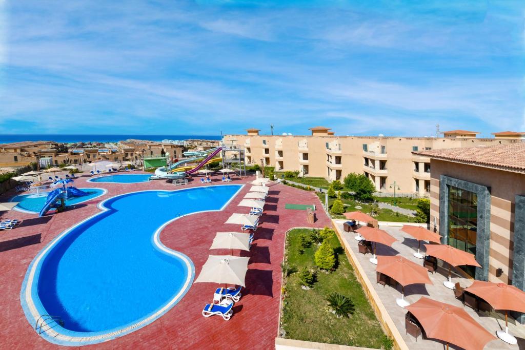 Bazén v ubytování Aura Resort Sidi Abd El Rahman El Alamein nebo v jeho okolí