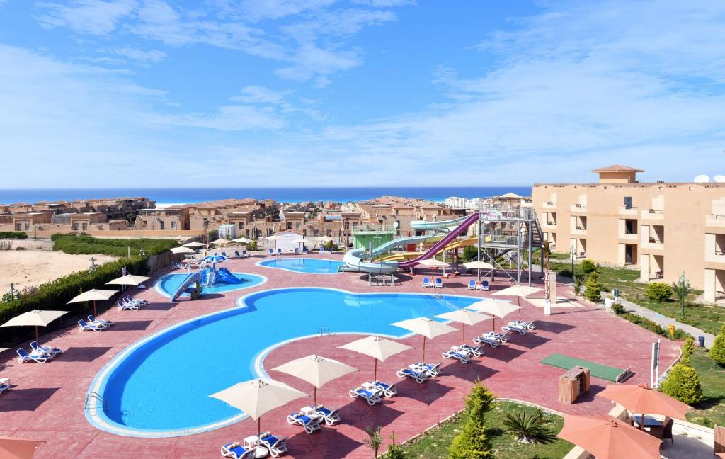 Bazén v ubytování Aura Resort Sidi Abd El Rahman El Alamein nebo v jeho okolí