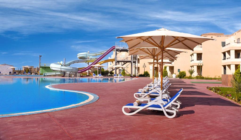 Bazén v ubytování Aura Resort Sidi Abd El Rahman El Alamein nebo v jeho okolí