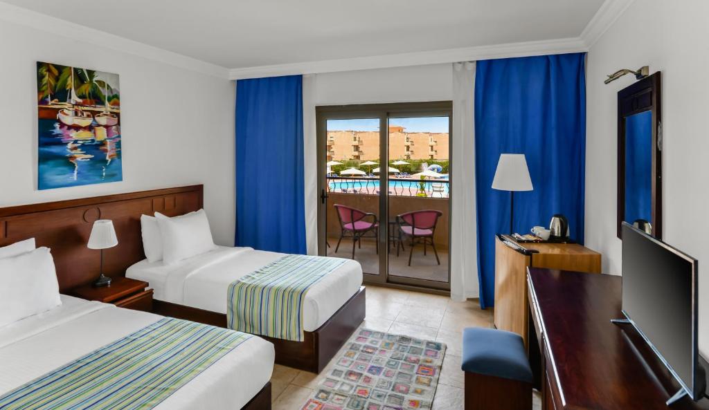 Postel nebo postele na pokoji v ubytování Aura Resort Sidi Abd El Rahman El Alamein