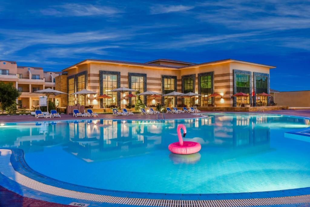 Bazén v ubytování Aura Resort Sidi Abd El Rahman El Alamein nebo v jeho okolí