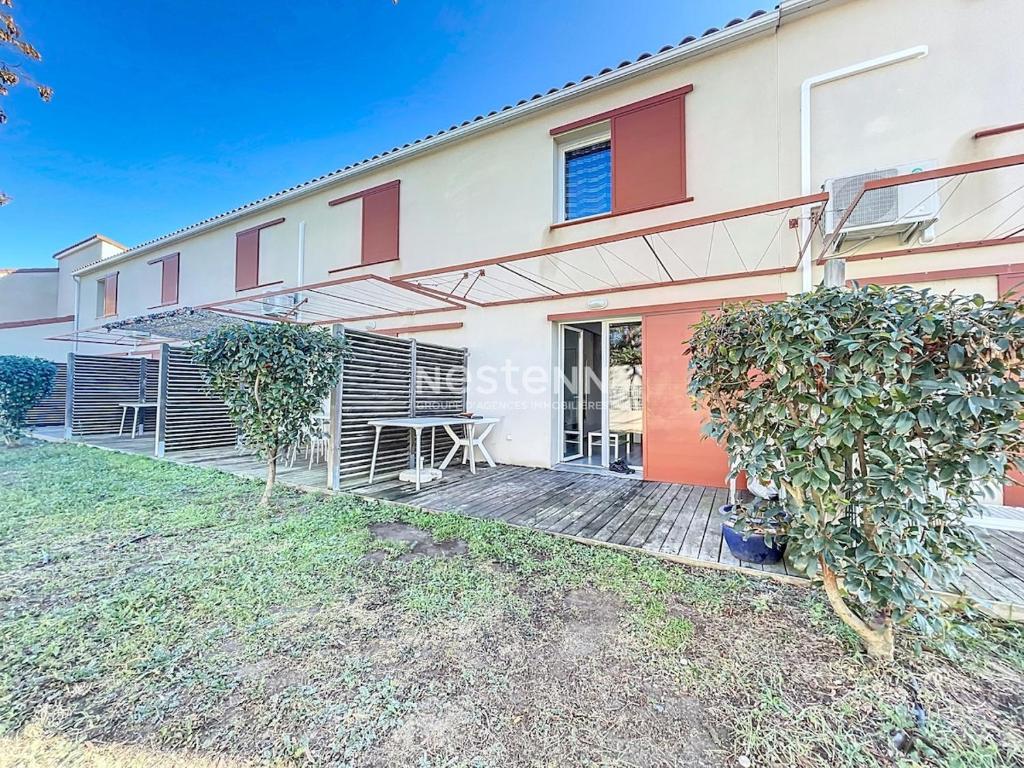 - une vue sur l'extérieur d'une maison avec une terrasse en bois dans l'établissement 3180-Maison dans une résidence avec piscine, à Argelès-sur-Mer