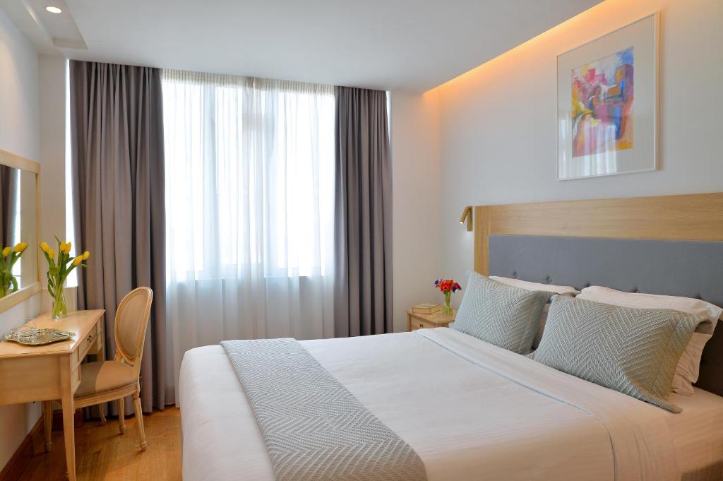 
Superior with City View
