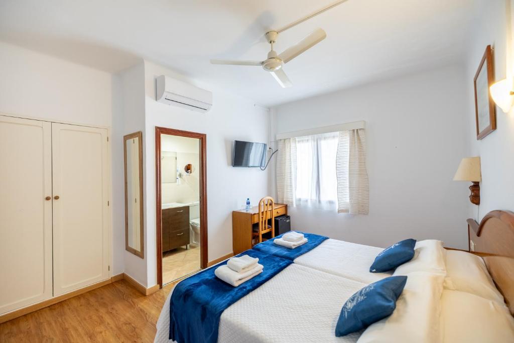 Postel nebo postele na pokoji v ubytování Hostal Doris - Adults Only