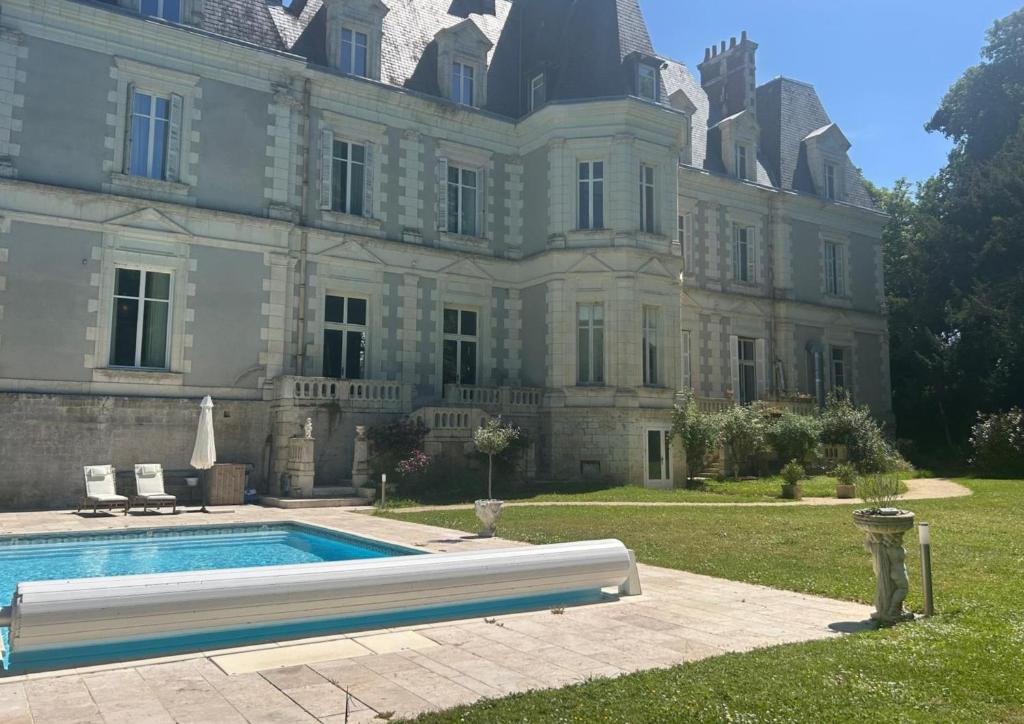 Bazén v ubytování Château de Saint-Bohaire nebo v jeho okolí