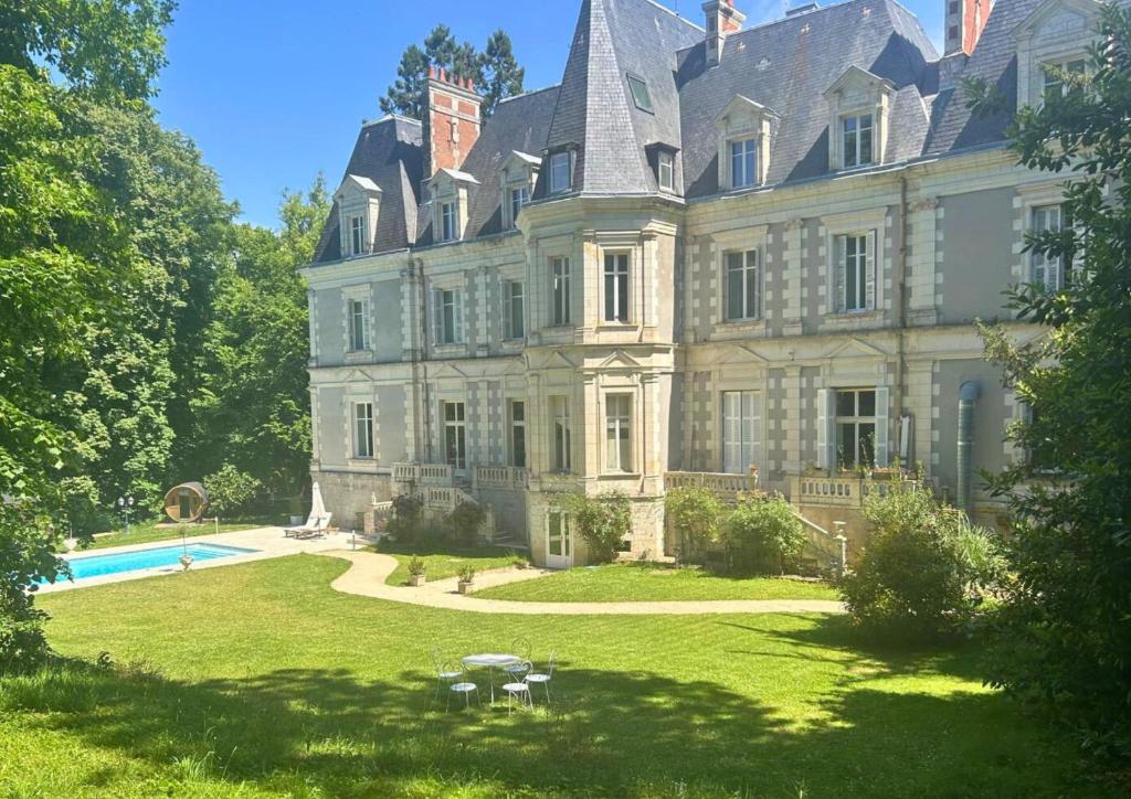 Bazén v ubytování Château de Saint-Bohaire nebo v jeho okolí