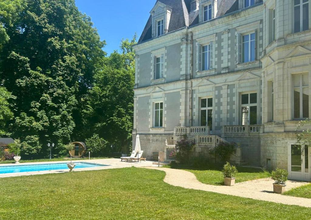 Bazén v ubytování Château de Saint-Bohaire nebo v jeho okolí