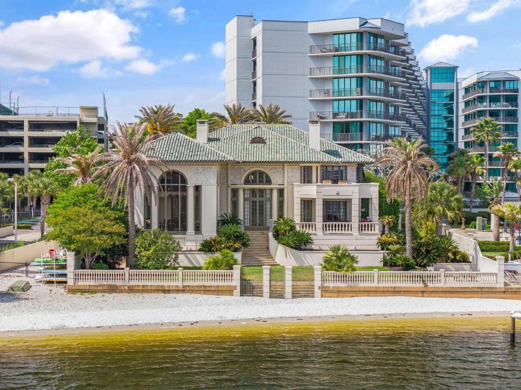 オレンジビーチにあるVilla Grandeのヤシの木のある水上の家