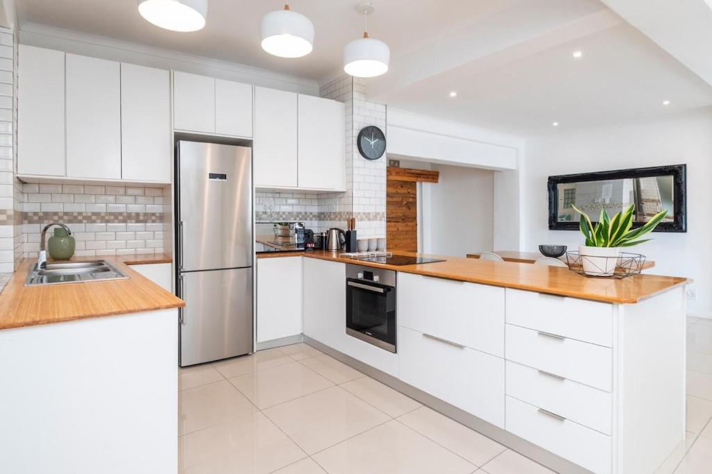Η κουζίνα ή μικρή κουζίνα στο Modern Cape Town Abode