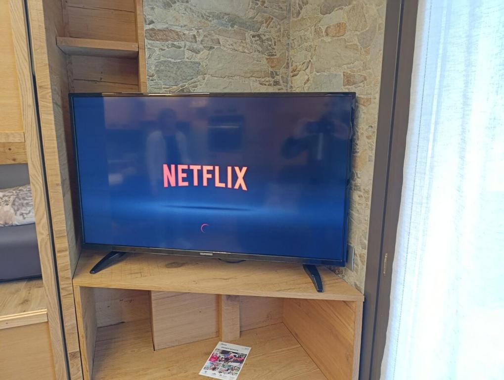 Televízia a/alebo spoločenská miestnosť v ubytovaní BERTUZZI HOMES "Bertuzzi Luxury Chalet"