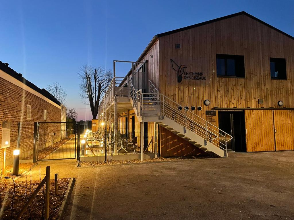 un bâtiment avec un escalier sur le côté dans l'établissement Les gites du champ des oiseaux, à Saint-Amand-les-Eaux