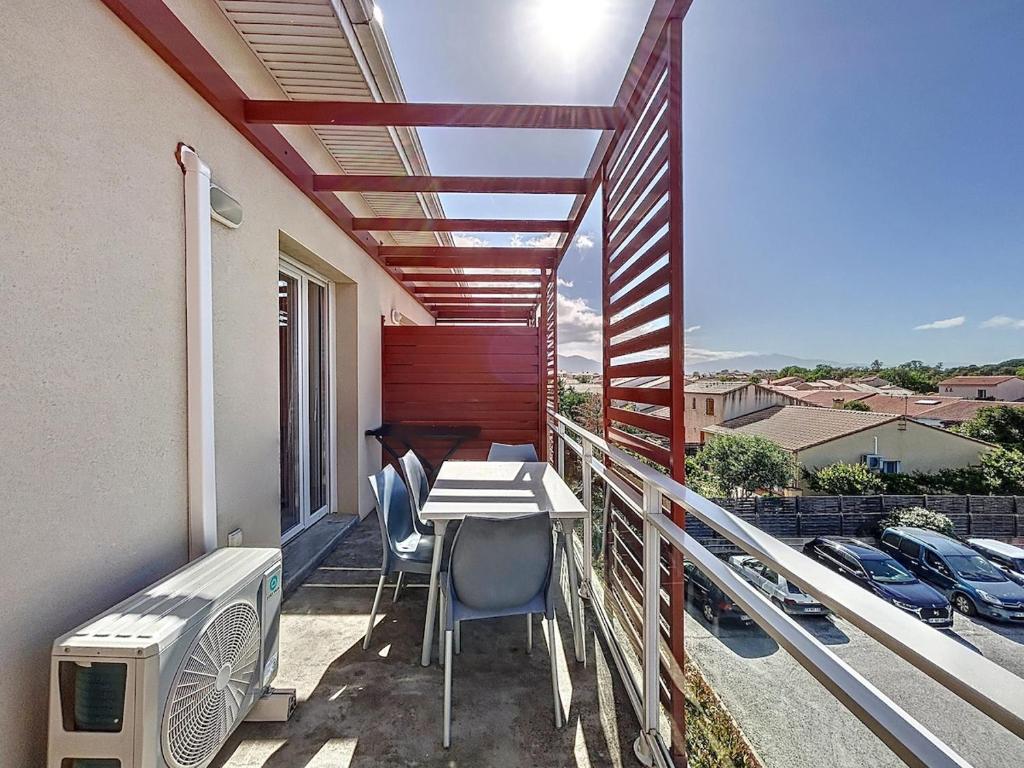 eine Terrasse mit Tisch und Stühlen auf einem Balkon in der Unterkunft 3312-T3 dans une résidence avec piscine in Argelès-sur-Mer