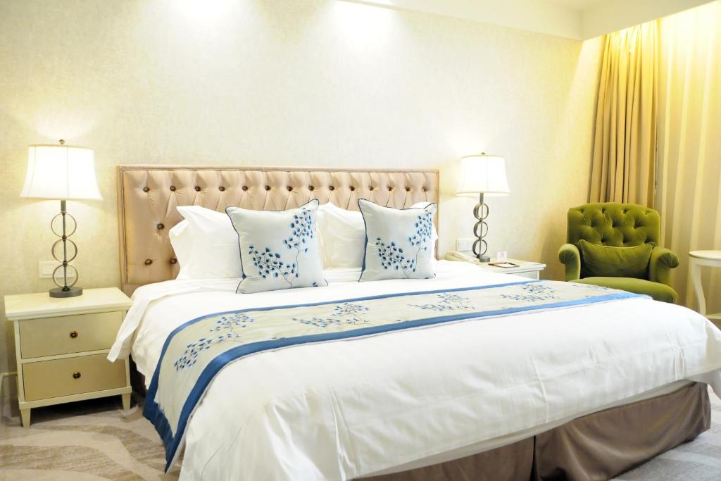 Postel nebo postele na pokoji v ubytování Gubei Garden Hotel Shanghai Hongqiao