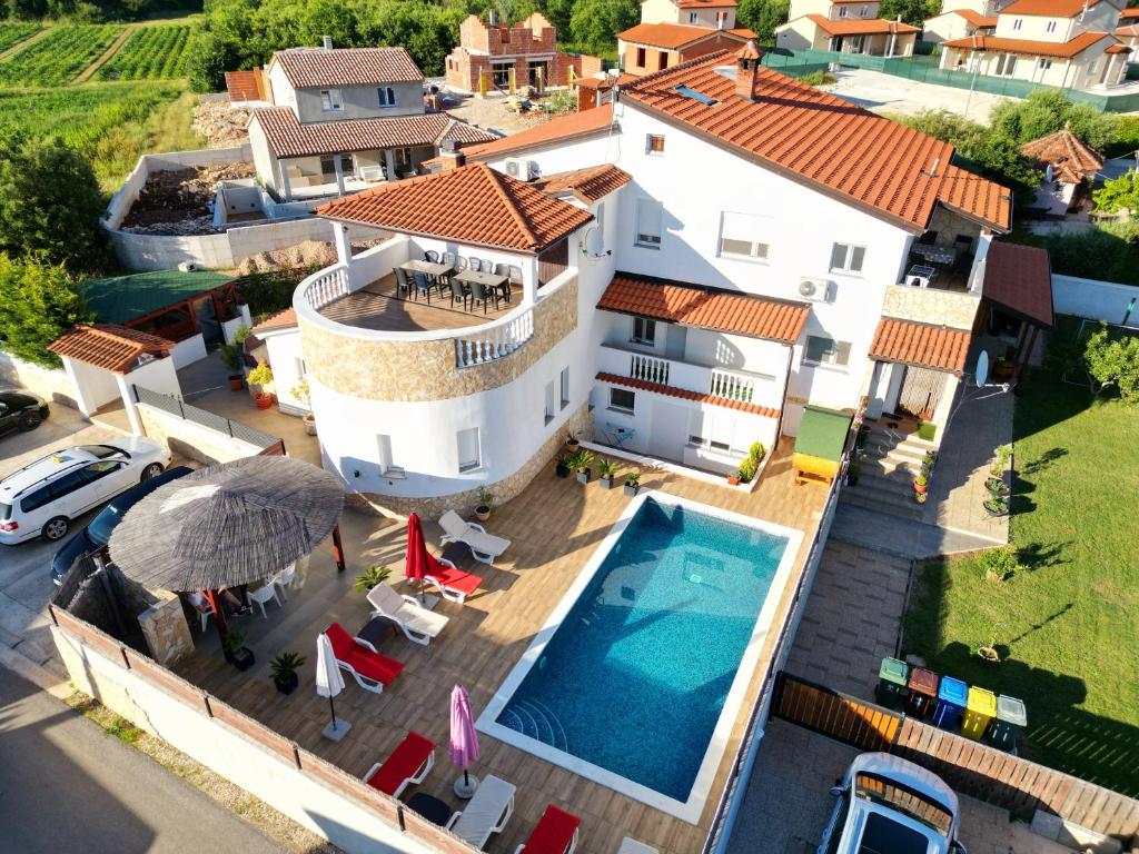 Sanus Apartments