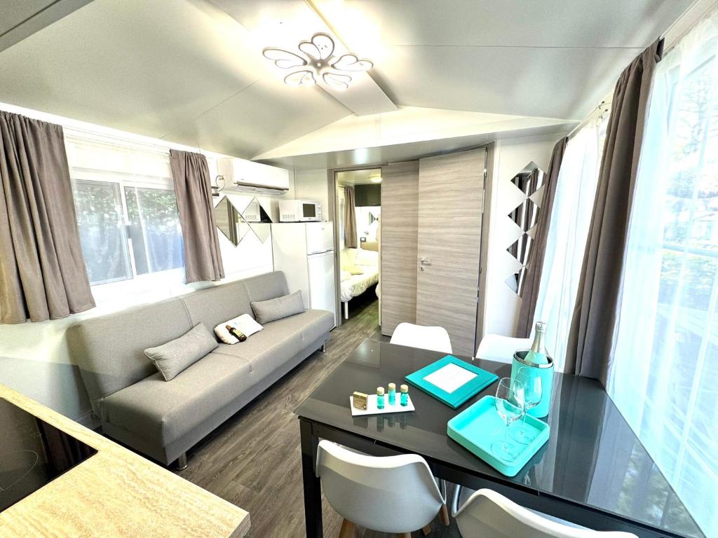 Posezení v ubytování Luxury Caravan at Union Lido