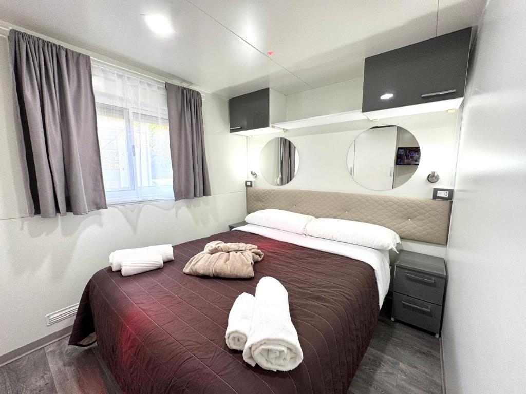 Postel nebo postele na pokoji v ubytování Luxury Caravan at Union Lido