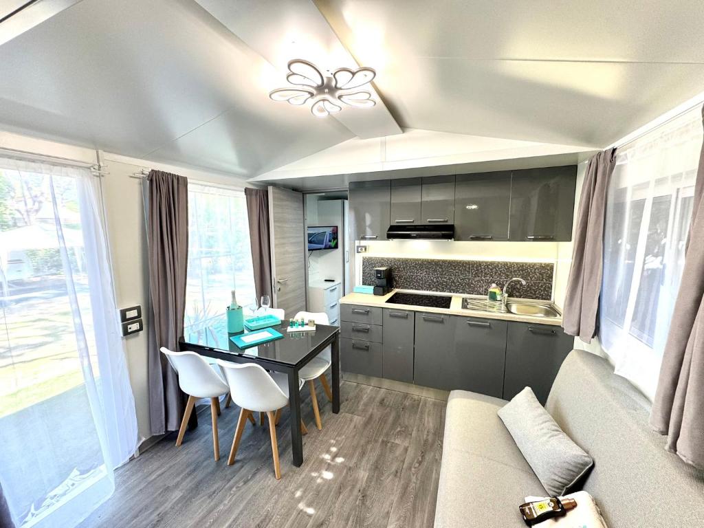 Kuchyň nebo kuchyňský kout v ubytování Luxury Caravan at Union Lido