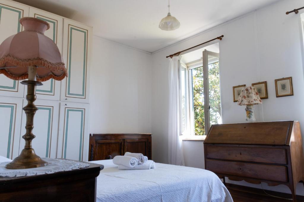 a bedroom with a bed with a lamp and a dresser at La Casina a Oleggio in Oleggio