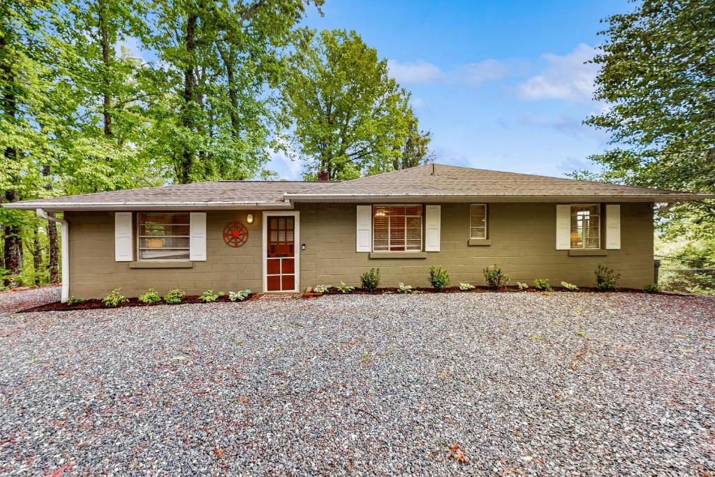 una casa con un vialetto di ghiaia davanti di Lake Chatuge Cottage a Hiawassee