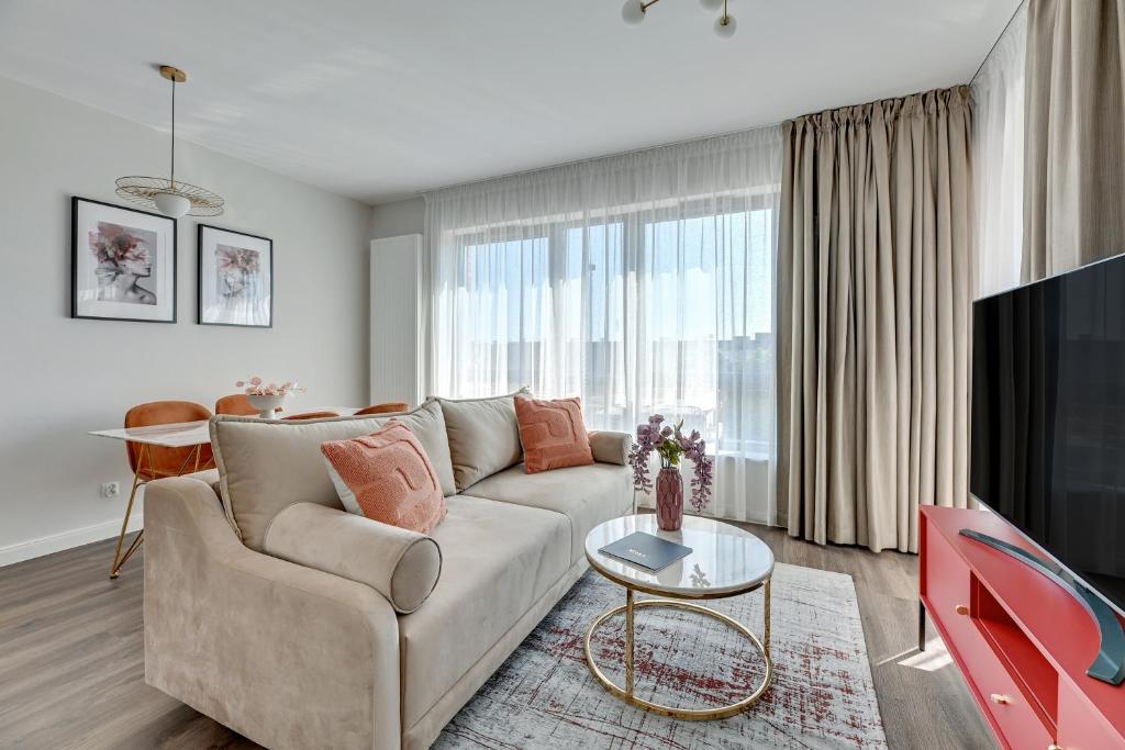 TV a/nebo společenská místnost v ubytování Gdańsk Old Town Scala suites C with Parking by Lion Apartments