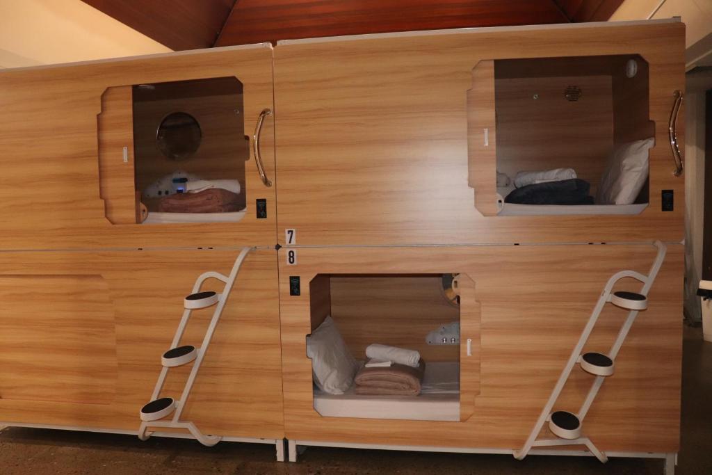 Palanda nebo palandy na pokoji v ubytování SOPO Backpackers