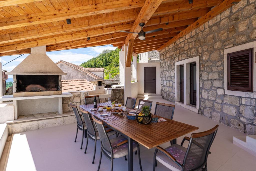Balkón alebo terasa v ubytovaní Private pool villa - Meditteranean peace