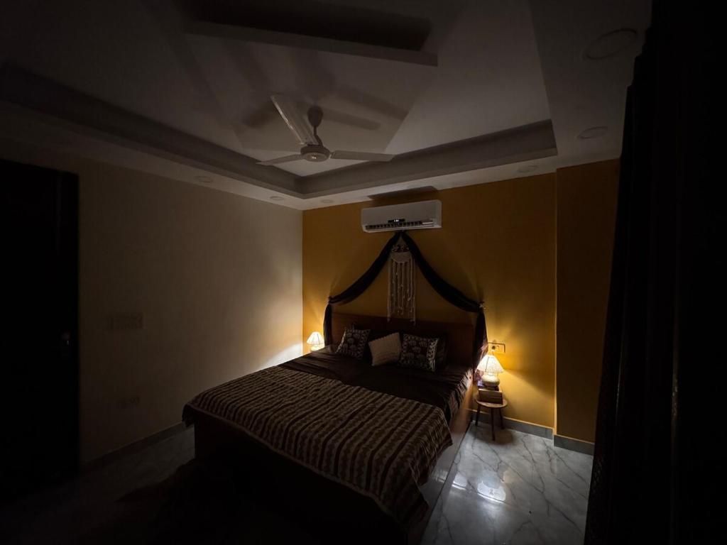 Postel nebo postele na pokoji v ubytování Boho Vibes Spacious Private Cozy space in Delhi