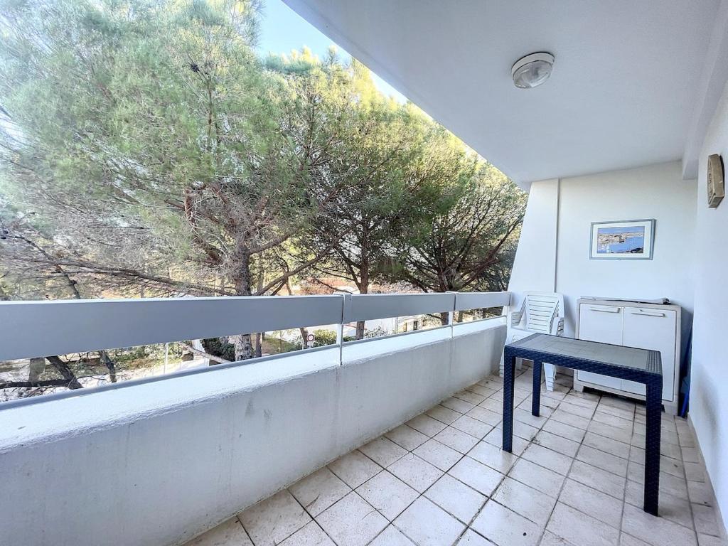 Elle comprend un balcon avec un banc et une grande fenêtre. dans l'établissement 3143-T2 à 400m de la plage, à Argelès-sur-Mer